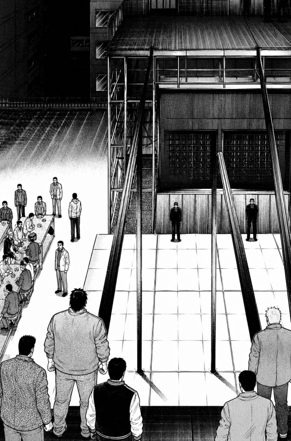 漫画のコマ: 高い鉄骨を渡る男を見上げる群衆